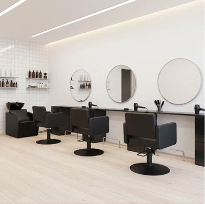 Eleganz trifft Funktionalität: 3x Schwarze Friseurstühle der Klasse R mit ergonomischem Mullet Waschbecken für den perfekten Salonkomfort.