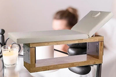 Die ideale Massageliege aus Naturholz: Kombination aus Funktionalität und elegantem Design für alle Wellness-Anwendungen.