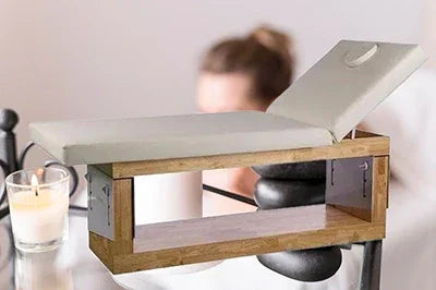 Die ideale Massageliege aus Naturholz: Kombination aus Funktionalität und elegantem Design für alle Wellness-Anwendungen.