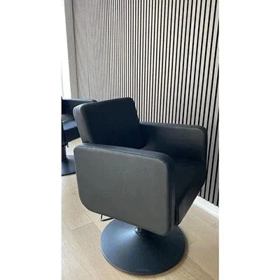 Luxuriöser Friseurstuhl Class R: Eleganz und Komfort für jeden Salon in mattschwarz