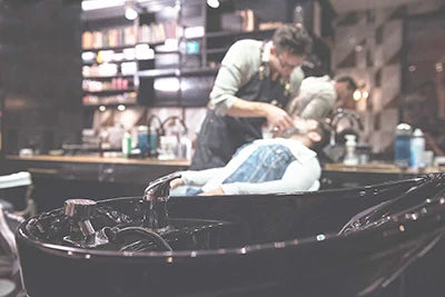 Luxus beim Haarewaschen: Entdecken Sie das Friseur Waschbecken Velaris-Roll mit Massagefunktion und elektrischem Fußstütze für ultimativen Komfort!