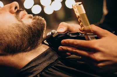 Eleganz und Komfort vereint: Der ideale schwarze Barberstuhl Gon für moderne Friseursalons