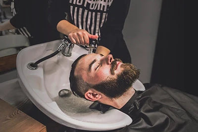 Eleganz und Komfort vereint: Entdecken Sie das schwarze Friseur Waschbecken Basil-b-u für Ihr Salon-Design.