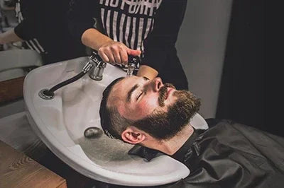 Eleganz und Komfort vereint: Entdecken Sie das schwarze Friseur Waschbecken Basil-b-u für Ihr Salon-Design.