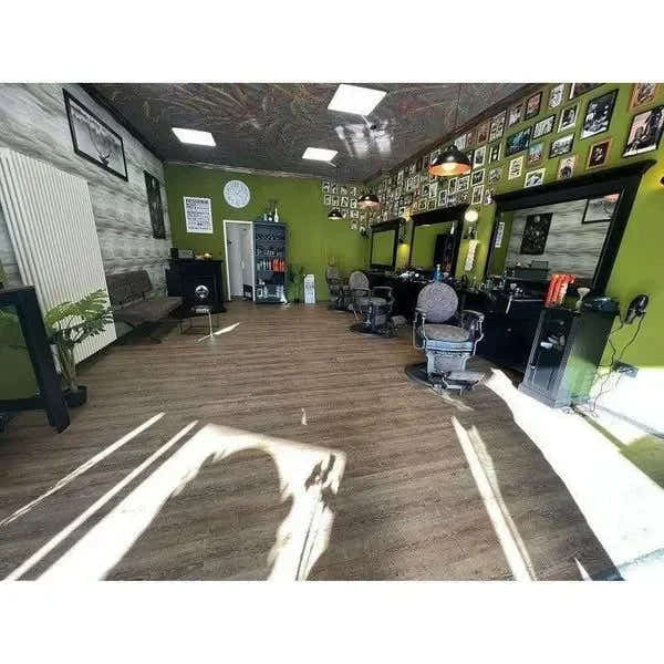 1x Friseur Bedienplatz, Vorwärtswaschbecken friseur 3B William – 1x Barber stuhl Clint