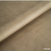 Beige Lederlook-Polsterstoff, Nahaufnahme der individuellen Polsterung einer Premium-Massageliege.