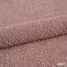 Nahaufnahme des rosé-braunen Polsterbezugs B2071 der Premium Elektrische Massageliege ELEMENT