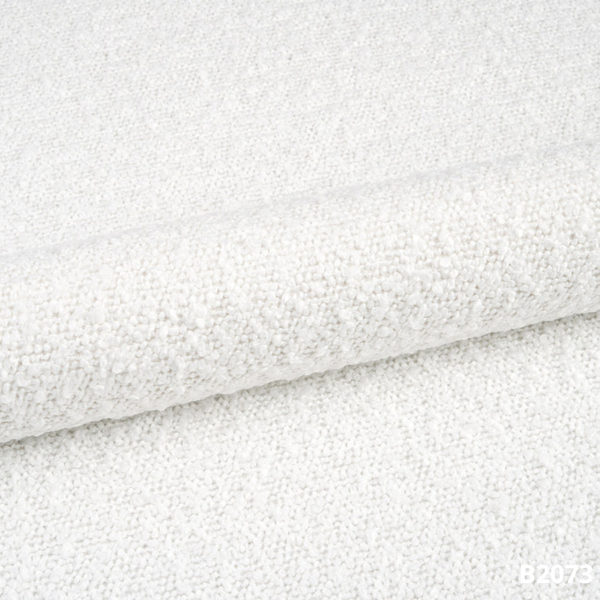 Nahaufnahme eines weißen, texturierten Spa-Handtuchs mit weicher Faserstruktur.
