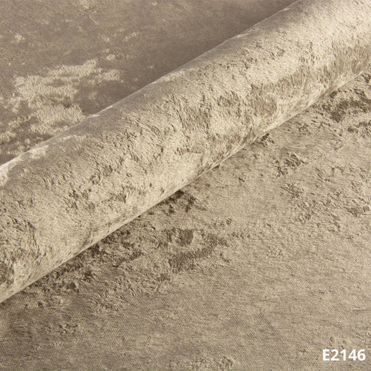 Beige Veloursstoff-Musterrolle mit strukturierter Oberfläche, Kennzeichnung E2146.