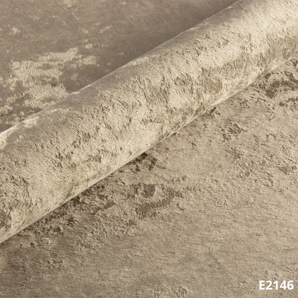 Beige Veloursstoff-Musterrolle mit strukturierter Oberfläche, Kennzeichnung E2146.