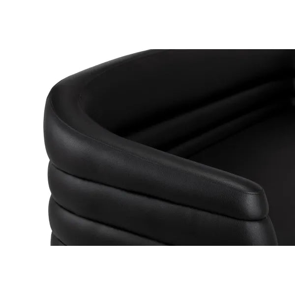 Nahaufnahme des schwarzen Ledersitzes mit horizontale Steppung und gerundeter Armlehne fürkomfort im Profisalon.