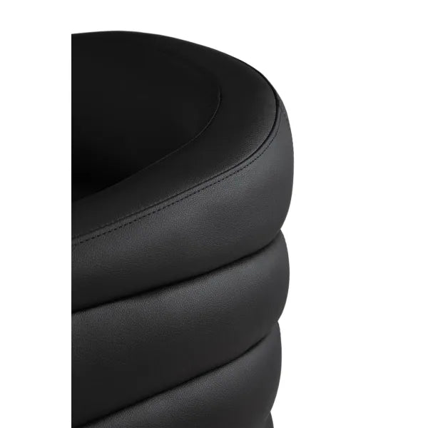 Nahtverarbeitete, schwarze Premium-Lederpolsterung eines hydraulischen Friseurstuhls mit hochwertigem Design für den Salonalltag.