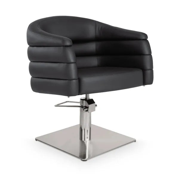 Schwarz Friseurstuhl mit Hydraulik, Armlehnen und gesteppter Premium-Polsterung auf quadratischem Edelstahl-Fuß.