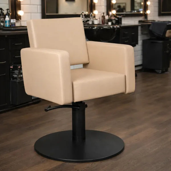 Friseurstuhl Flirty – eleganter Profi-Stuhl mit Hydraulikpumpe, beiger Bezug, runder schwarzer Standfuß.