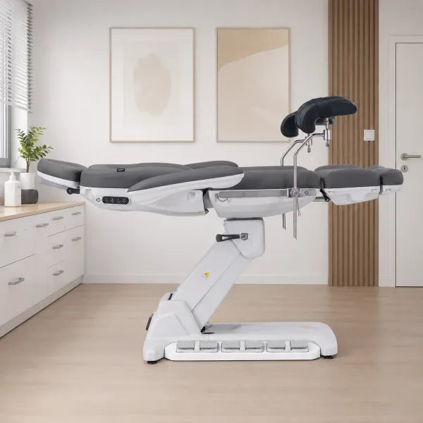 Elektrischer Gynäkologiestuhl SIMUS GYN mit 4 Motoren, Antigravity, drehbar, 180 kg Belastbarkeit in Praxisraum