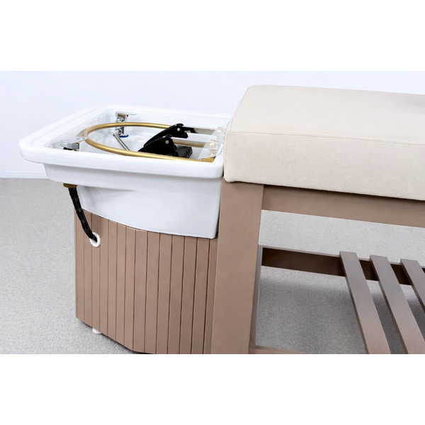 Head Spa Liege Calm - Luxus Kopfspa Behandlungsstation: weiße Wanne, Goldarmatur, beige Liegeauflage, Holzunterbau.