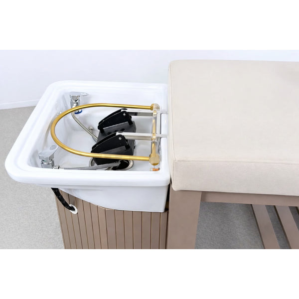 Head Spa Liege Calm – Luxus Kopfspa-Behandlungsstation mit weißem Becken und goldenem Rahmen.
