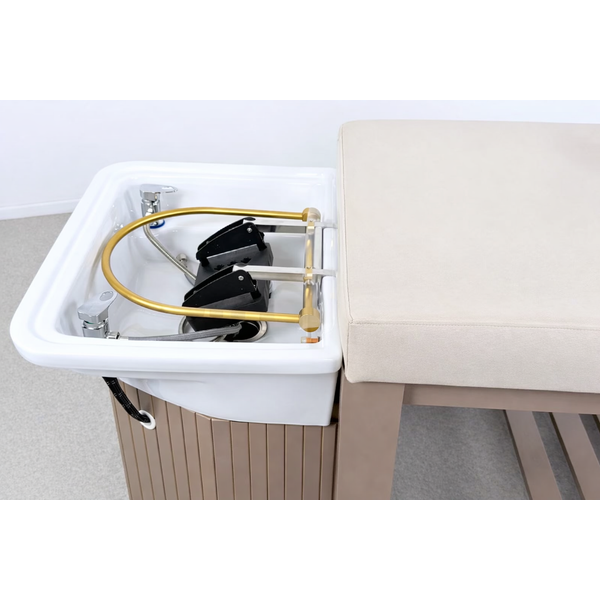 Head Spa Liege Calm – Luxus Kopfspa-Behandlungsstation mit weißem Becken und goldenem Rahmen.