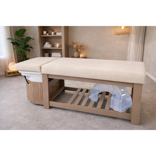 Head Spa Liege Calm – Luxus Kopfspa-Behandlungsstation im Spa-Setting, beige Polster, Holzrahmen.