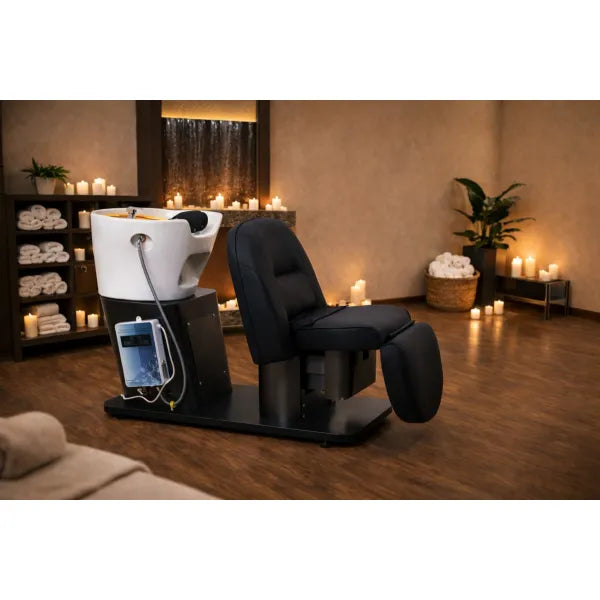 Schwarze elektrische Jap Head-Spa-Liege mit weißem Waschbecken im Wellness-Salon, Kerzenbeleuchtung