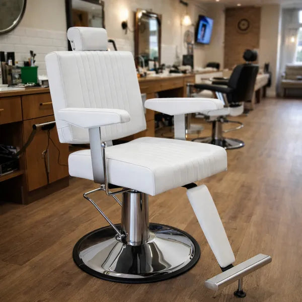 Weißer Friseurstuhl SEREN, hydraulisch und drehbar, mit Fußstütze und Chrombasis im Barbershop.