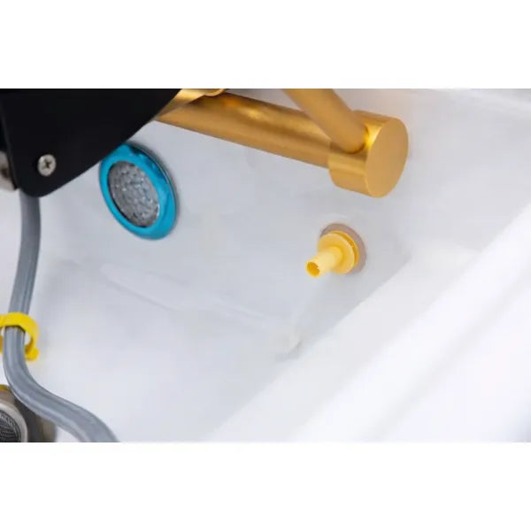 Nahaufnahme der Head Spa Liege mit goldener Armatur, blauem Dichtring und Schlauchanschluss.