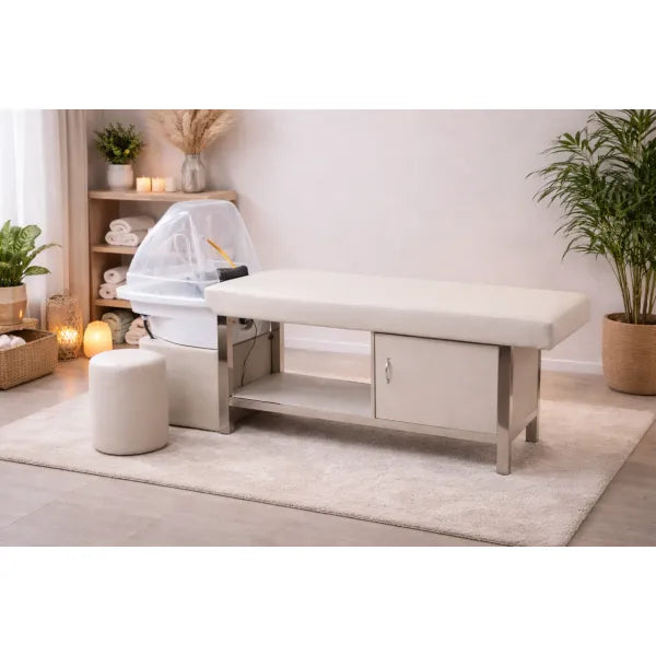 Head Spa Liege Beige mit Keramik-Waschbecken – Kopfspa-Liege in modernem Wellnessraum mit Pflanzen.