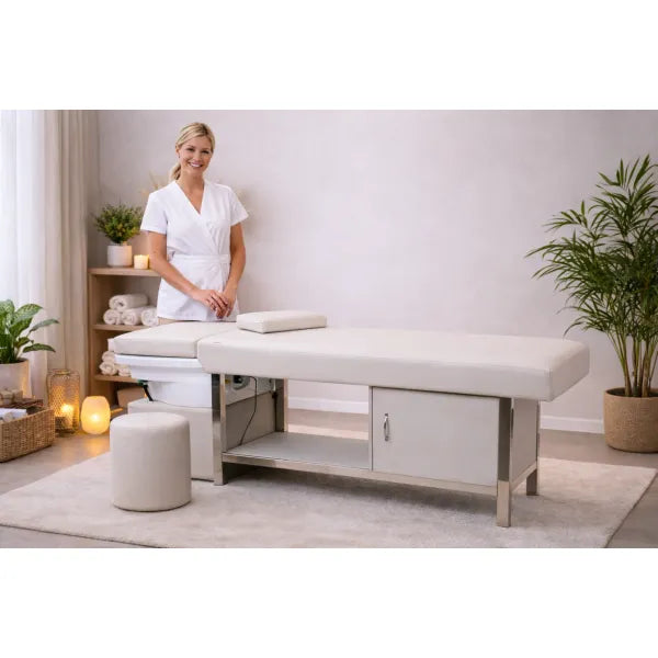 Beige Kopfspa-Liege mit Keramik-Waschbecken in ruhigem Wellness-Raum; professionelle Behandlungsvorbereitung.