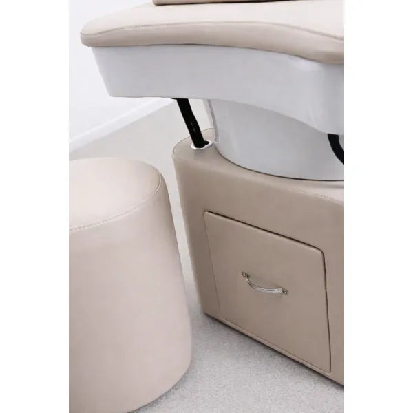 Beige Kopfspa-Liege mit Keramik-Waschbecken für professionelle Kopfhaut-Wellness im Salon.