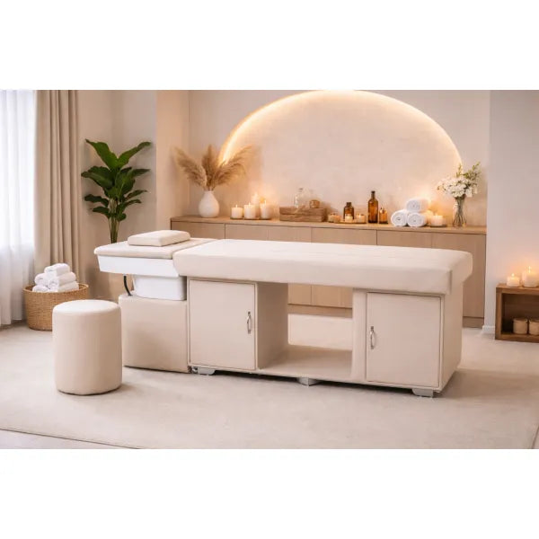 Beige Head Spa Liege mit Keramik-Waschbecken – SIMPLY-D, SPA-Salon, ruhige Kerzen, Handtücher und Pflanzen.