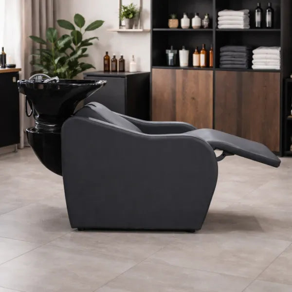 Schwarzes Velaris-Air Friseur-Waschbecken mit elektrisch verstellbarer Fußstütze und Massagefunktion im Salon.