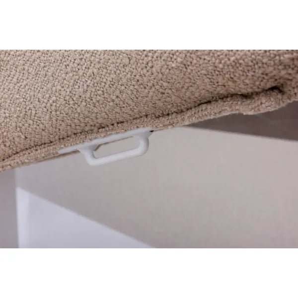 Beige Polsterung der elektrischen Massageliege mit weißem Transportgriff unter dem Rand.