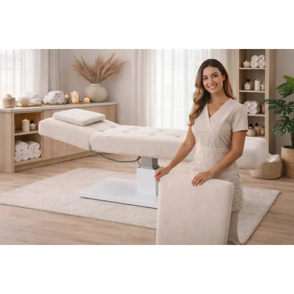 Elektrische Massageliege mit verstellbarer Höhe im Spa & Wellness-Studio, Therapeutin neben Liege, individuelle Polsterung.
