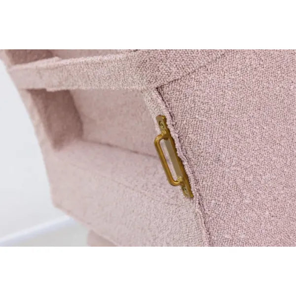 Premium Elektrische Massageliege ELEMENT mit individueller Polsterung, beigem Bezug und goldenem Seitengriff.