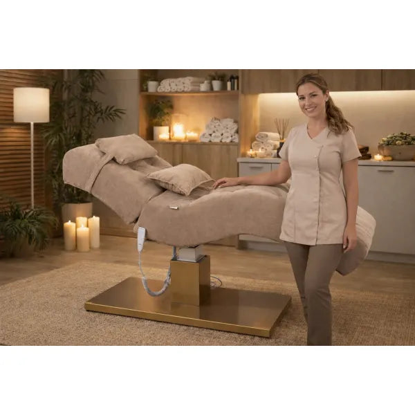 Beige Kosmetikliege mit zwei Motoren, verstellbar, Spa-Umgebung, Therapeutin neben der Liege