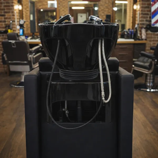 Schwarzes Friseurwaschbecken PEEK+ mit Rückwärtswaschfunktion und manueller Fußstütze im Friseursalon