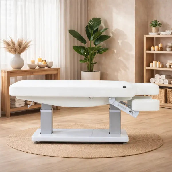 Weiße SPA-Massageliege Tensor+ mit 4 Motoren und Heizfunktion in einem gemütlichen Spa-Raum.