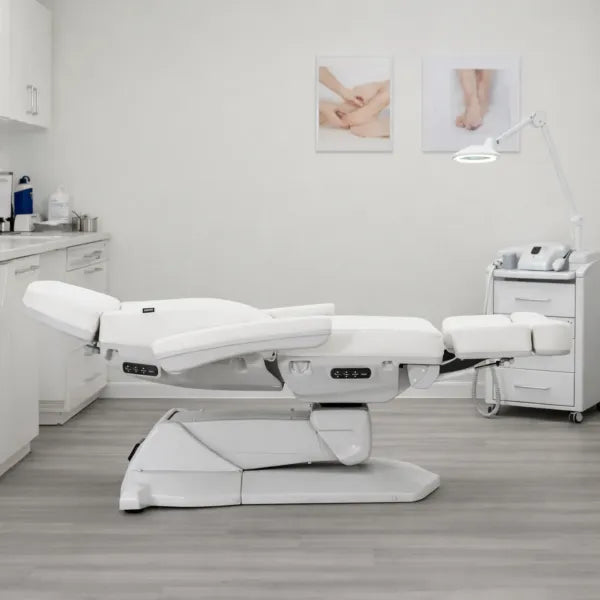 Elektrischer Fußpflegestuhl MEDIAL+ mit 3 Motoren, drehbar, Premium Podologie-Behandlungsstuhl in Praxis.