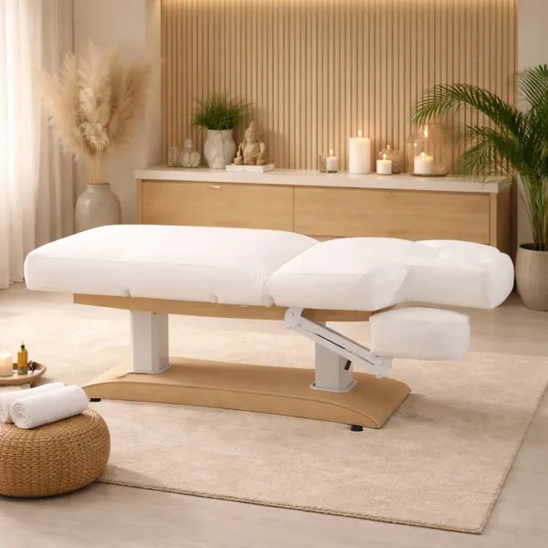 Elektrische Massageliege TROCH+ Premium Spa-Liege mit 4 Motoren und Heizung in hellem Behandlungsraum.