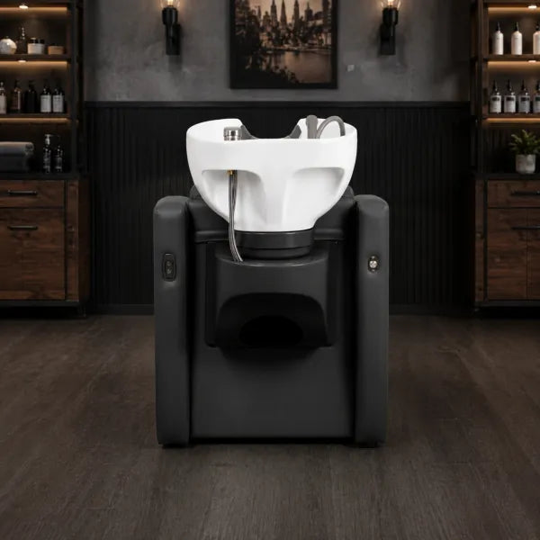 Schwarzer Rückwärtswaschsessel mit Massage und weißem Waschbecken im Friseursalon