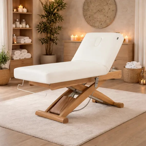 Weiße Elektrische Massageliege CYX+ mit 3-Motoren auf Holzgestell in Wellness-Raum