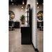Barber Bedienungsplatz Vintage mit Spiegel in Schwarz, stilvolles Vintage-Industrial-Design im Friseursalon.