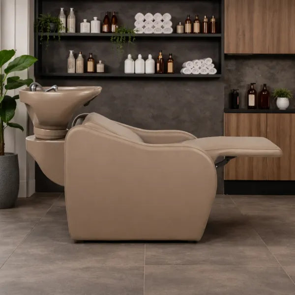 VELARIS AIR Earth Friseur-Waschbecken beige mit elektrischer Fußstütze im stilvollen Salon.