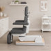 Nuuna P3 Grand Relax Rotation Podologiestuhl mit 3 Motoren, 180° Rotation und Heizung im Praxisraum.