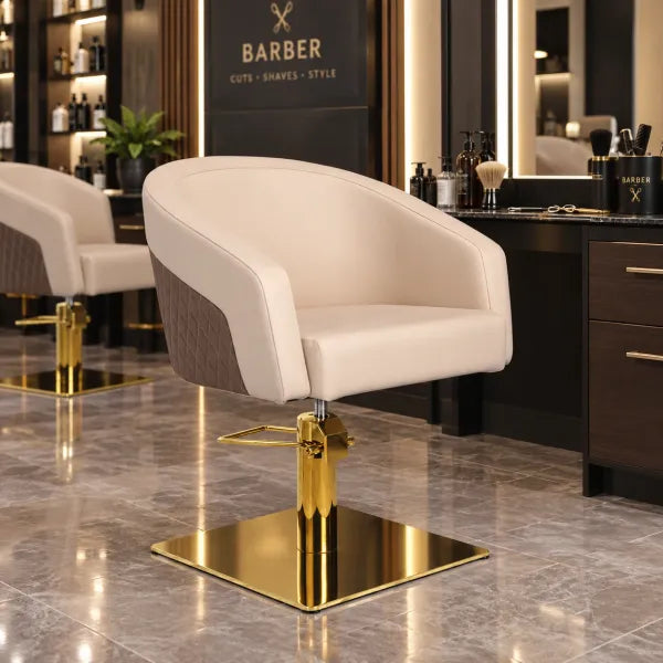 Elegant friseurstuhl mit cremefarbenem Polster, braunem Quadratsteppchen und goldfarbener Hydraulikbasis im modernen Barber-Shop.