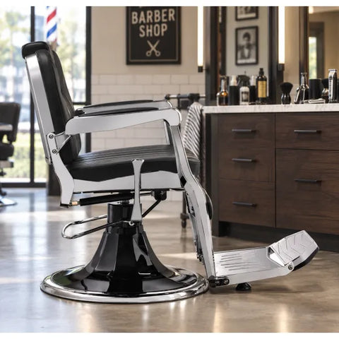 Vintage Barberstuhl Schwarz-Silber mit hydraulischer Verstellung, Fussstütze und klassischem Design im Friseursalon.