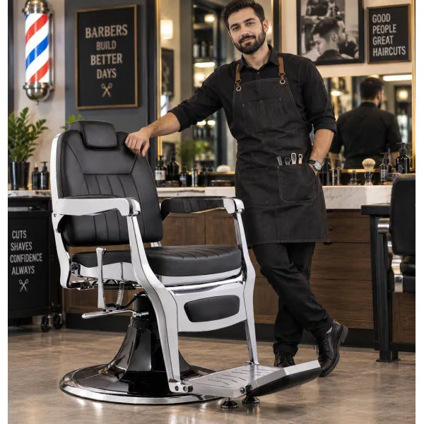 Vintage Barberstuhl Schwarz-Silber, hydraulisch verstellbar, professioneller Herren-Friseurstuhl im Barbershop mit Friseur.