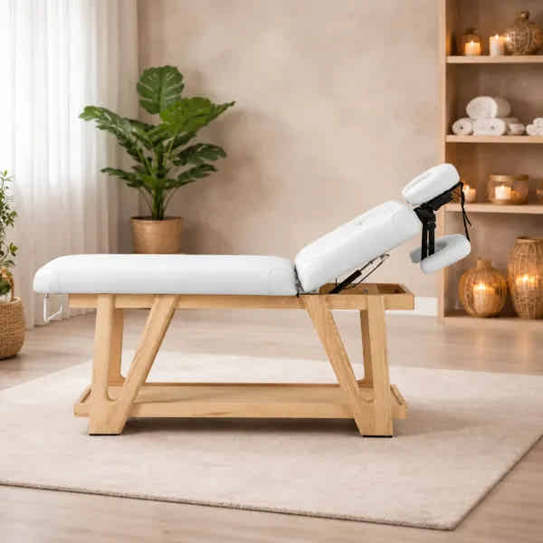 Holz-Massageliege mit weißem Polster und separatem Kopfteil. Robuste 2-Zonen Spa-Liege für Wellness & Kosmetik.