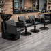 Friseurstuhl in eleganter Schwarz-Farbe, Luxuriöser Friseur stuhl Class R mit Runder Fuß für maximalen Komfort im Salon.