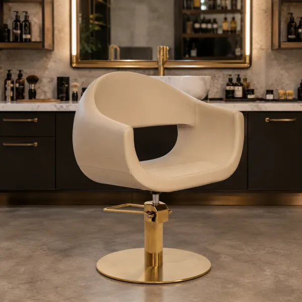 Friseurstuhl GLAM mit Premium-Hydraulik in modernem Salon, weiße Sitzschale und Barbershop-Atmosphäre.